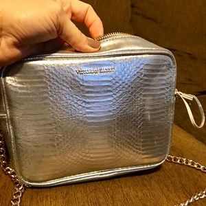Gorgeous silver cross/body
